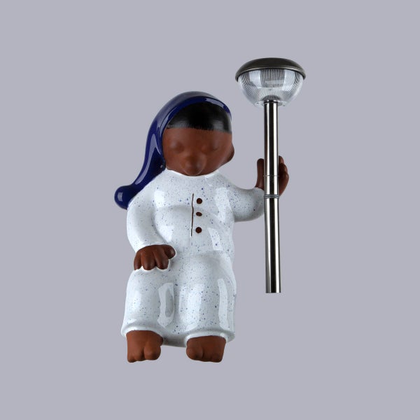Solar-Gartenfigur Sandmännchen im Schlafanzug mit einer Solar-Stableuchte aus Keramik und Metall.