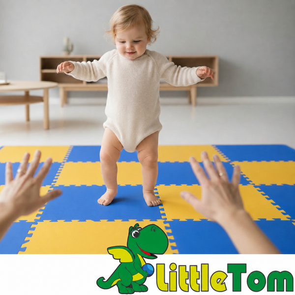 Kleinkind steht auf einer quadratischen Puzzlematte aus Schaumstoff mit LittleTom Logo im Innenbereich.