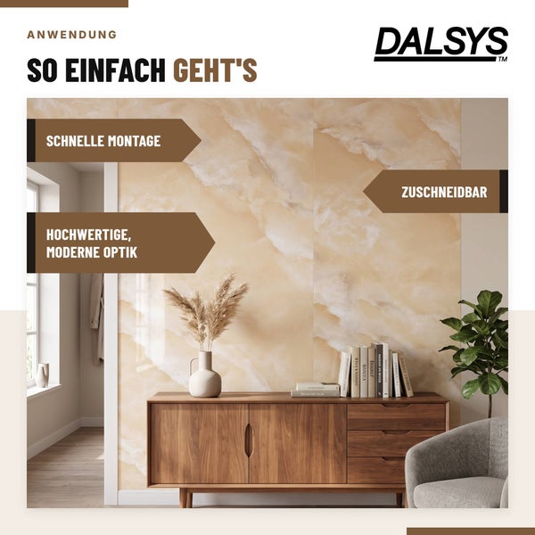 Dalsys Wandpaneel mit Marmoroptik in einem Wohnzimmer mit Holzkommode und Zimmerpflanze, Darstellung der Produkteigenschaften.