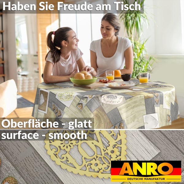 Runde ANRO Wachstuchtischdecke mit Patchwork-Muster, Holzoptik und Herzen an einem Esstisch mit Mutter und Kind. Glatte Oberfläche. ANRO Logo.