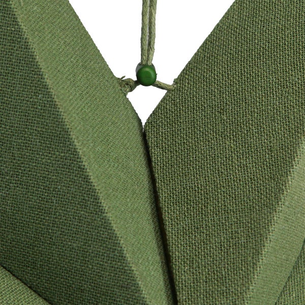 Detailaufnahme einer grünen Papierstern-Dekoration mit Aufhängeschnur und Zierperle
