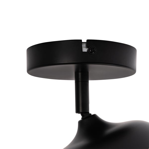 Detail einer schwarzen Deckenleuchte