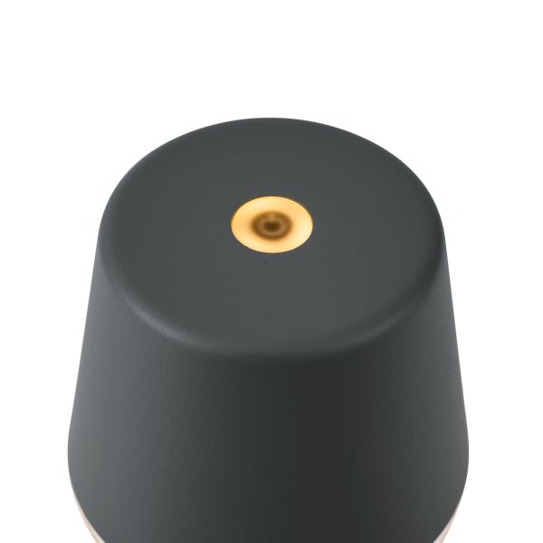 Draufsicht einer matten anthrazitfarbenen Tischlampe mit einem goldfarbenen Touch-Sensor in der Mitte.