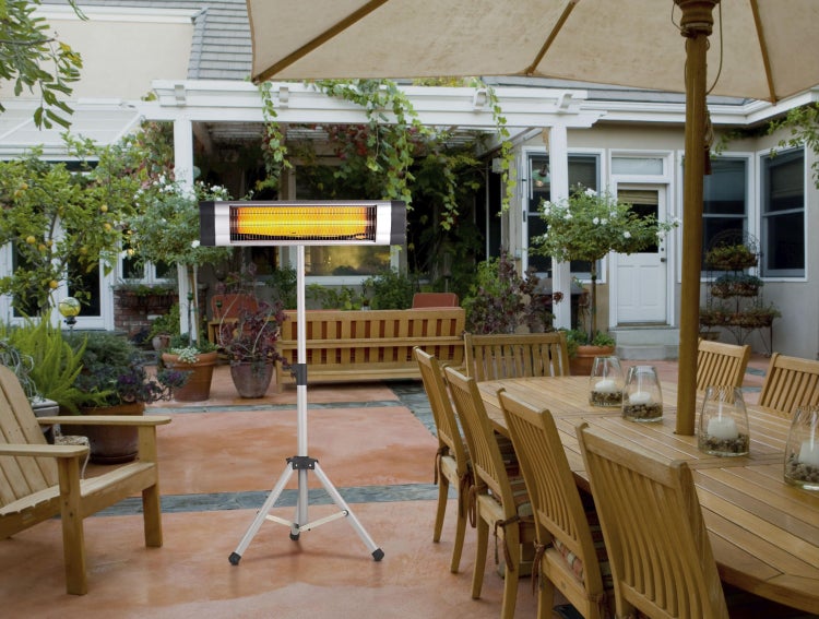 Terrassenszene mit Standheizstrahler, Gartentisch und Stühlen