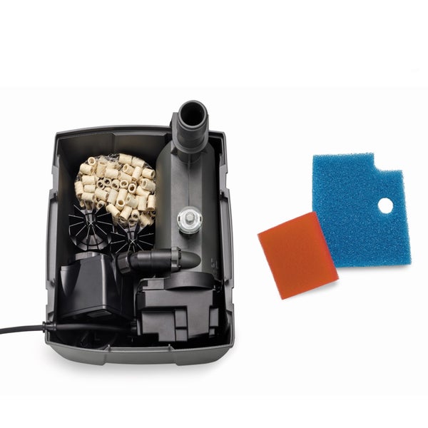 Geöffneter Teichfilter mit Filtermedien, Keramikringen, Pumpe und zwei Filterschwämmen aus Kunststoff.