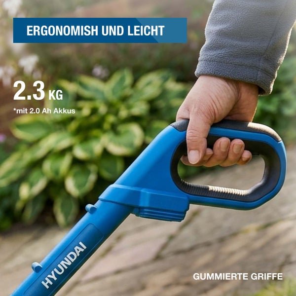 Hand am ergonomischen gummierten Griff eines blauen Gartengeräts mit Hyundai Logo, Gewicht zwei Komma drei Kilogramm mit Akku.