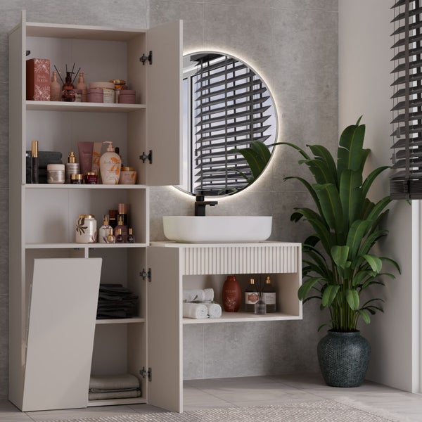 Modernes Badezimmer mit Waschtisch, Spiegel und Pflanze