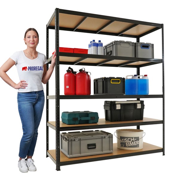 Schwerlastregal mit fünf Ebenen aus Metall und Holz, Person mit Proregal Logo zum Größenvergleich, Werkstattorganisation.