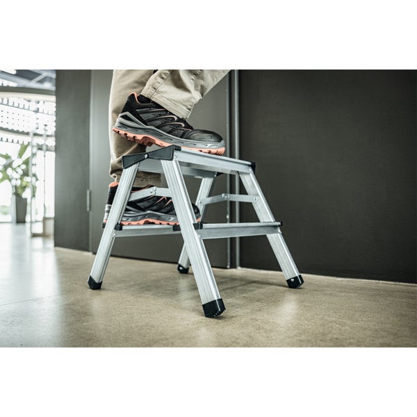 Aluminium-Tritt mit einer Person darauf, nützlich für Arbeiten in geringer Höhe