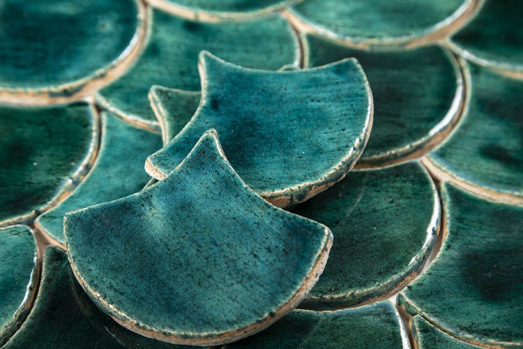 Nahaufnahme von türkisfarbenen Mosaikfliesen im Fächerformat