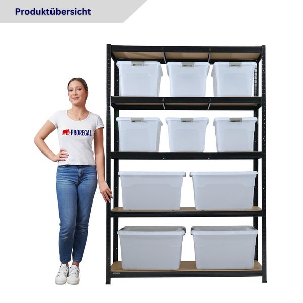 Schwarzes Schwerlastregal mit Holzfachböden, gefüllt mit transparenten Kunststoffboxen, neben einer Frau zur Veranschaulichung der Größe.