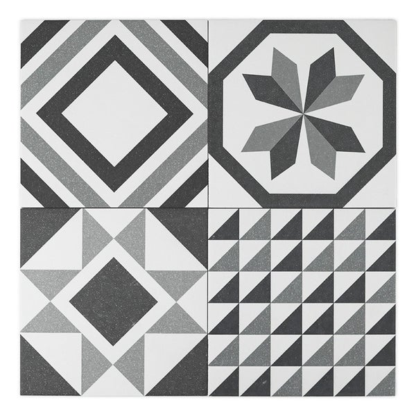 Vier quadratische Fliesen mit verschiedenen geometrischen Mustern in verschiedenen Graustufen für Wand und Boden.