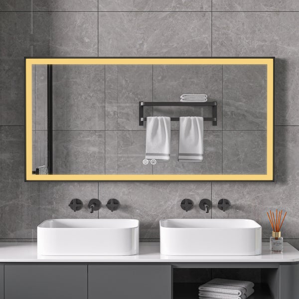 Modernes Badezimmer mit beleuchtetem Spiegel, Waschbecken und Handtuchhalter