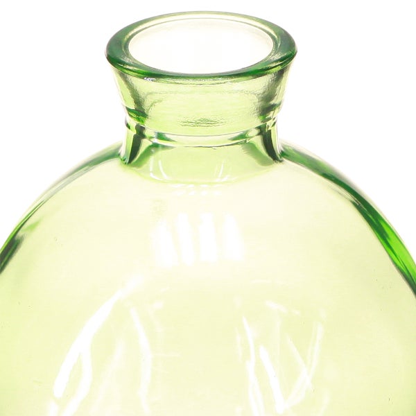 Detailaufnahme vom Flaschenhals und Rand einer runden Glasvase aus grünem Glas.