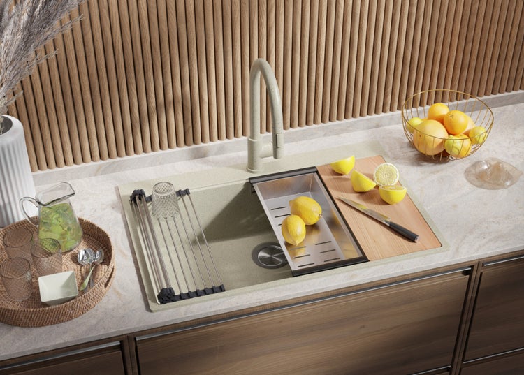 Küchenszene mit Spüle, Abtropfgestell, Schneidebrett und Zubehör.