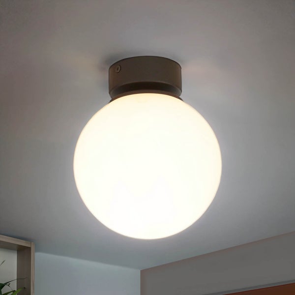 Deckenleuchte mit kugelförmigem Lampenschirm