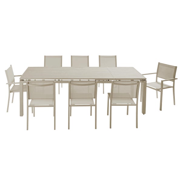 Beigefarbenes Gartenmöbel-Set aus Metall mit rechteckigem Lattentisch und sechs Stühlen mit Textilbespannung.