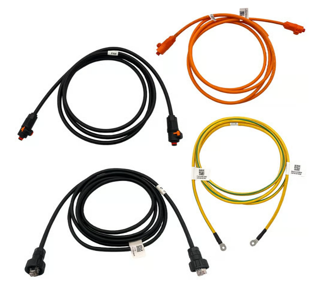 Verschiedene elektrische Kabel mit Anschlüssen