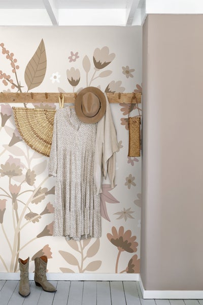 Eingangsbereich mit floraler Tapete, Garderobe mit Kleid, Hut und Körben sowie Cowboystiefeln