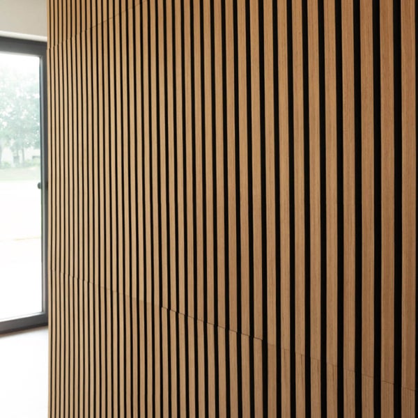 Moderne Wandverkleidung aus Holzlamellen mit vertikalem Muster in einem hellen Innenraum.