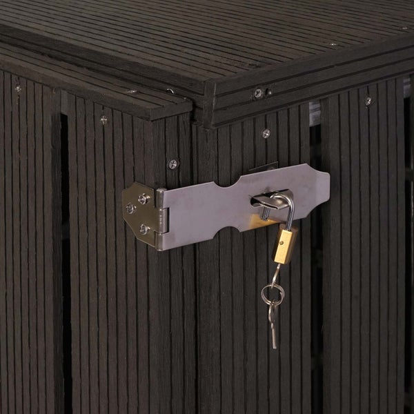Detailansicht eines abschließbaren Geräteschranks mit Schlüssel