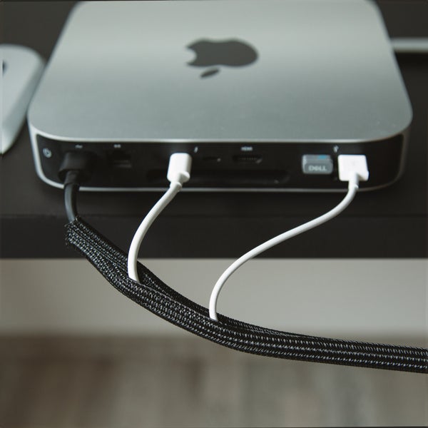 Geflochtener Kabelschlauch zur Kabelbündelung und zum Schutz von Kabeln an einem Computer.