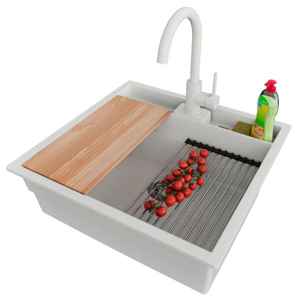 Spüle mit Abtropfgestell, Schneidebrett, Armatur und Spülmittel