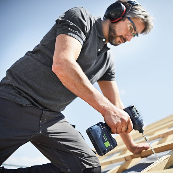 Handwerker mit Festool Akku-Schlagschrauber auf einem Dach bei der Arbeit
