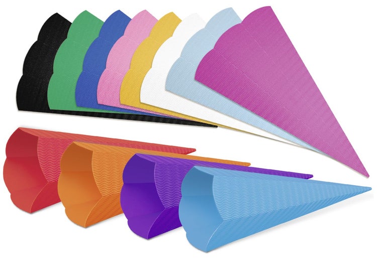 Detailansicht eines Rattanmöbelstücks mit Flechtmuster und Fuß