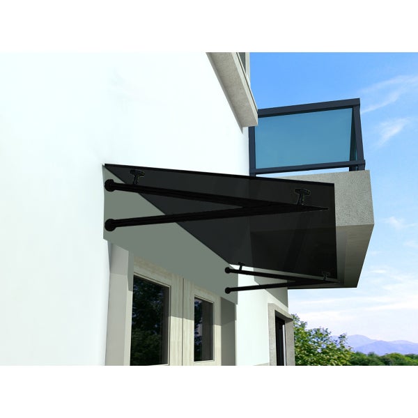 Modernes Vordach aus dunklem Glas mit schwarzen Metallhaltern über einer Haustür.