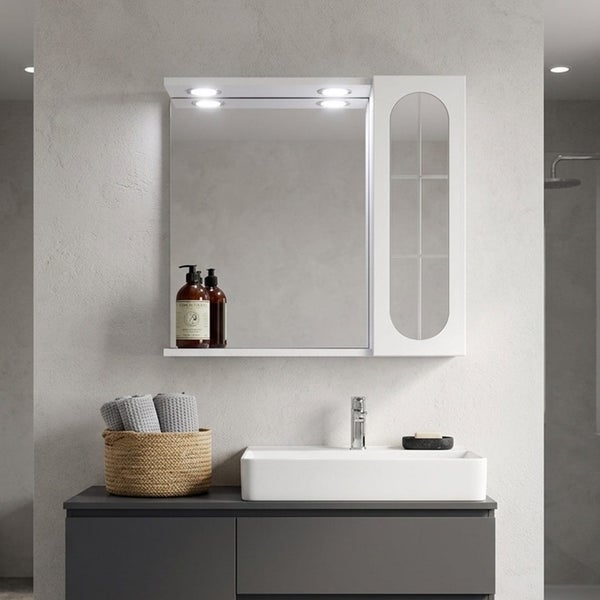 Badezimmerspiegel mit LED-Beleuchtung und weißem Seitenschrank über einem weißen Aufsatzbecken auf einem grauen Unterschrank.