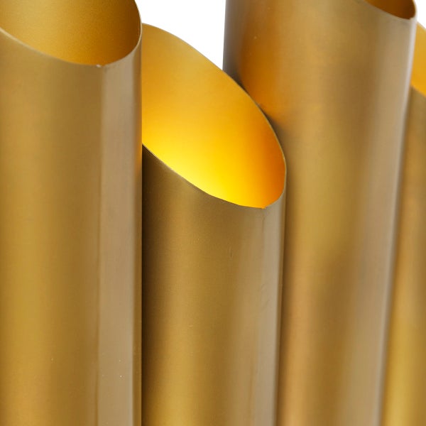 Detailansicht einer goldenen Röhrenleuchte