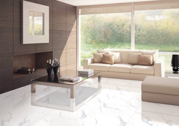 Heller Wohnraum mit weißem Sofa, Couchtisch und Fliesenboden in Marmoroptik