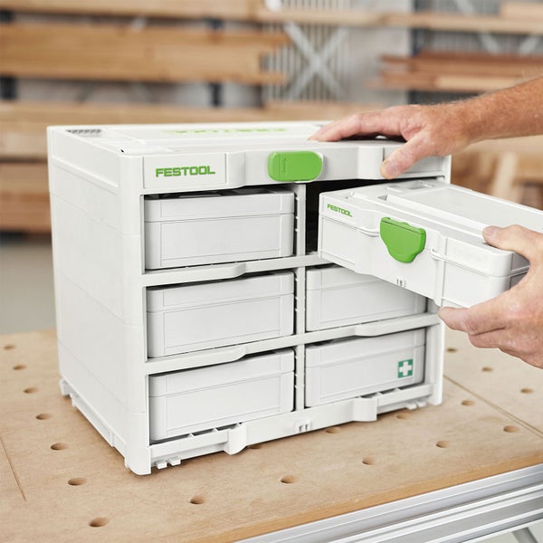 Festool Schubladenschrank mit mehreren Schubladen und dem Festool Logo. Eine Person öffnet eine der Schubladen.
