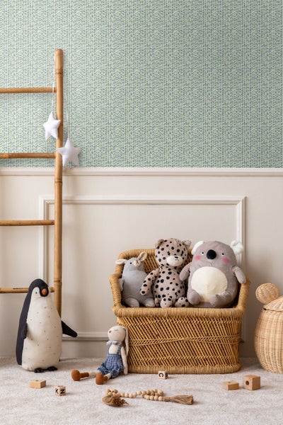 Selbstklebende Bordüre mit Wildblumen und Libellen, Wanddekoration in einem hellen Raum über einem Sofa mit Kissen.