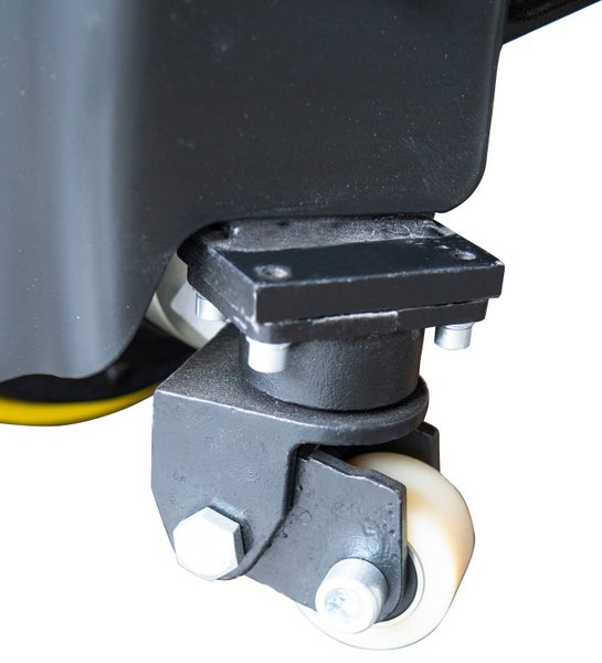 Detailansicht einer Lenkrolle aus weißem Kunststoff mit einer robusten Halterung aus schwarzem Metall an einem Gerät.