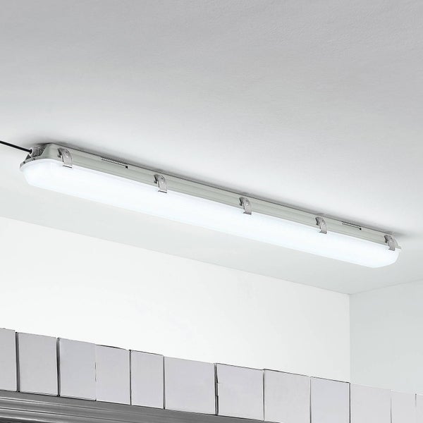 LED-Feuchtraumleuchte an der Decke montiert, eingeschaltet.