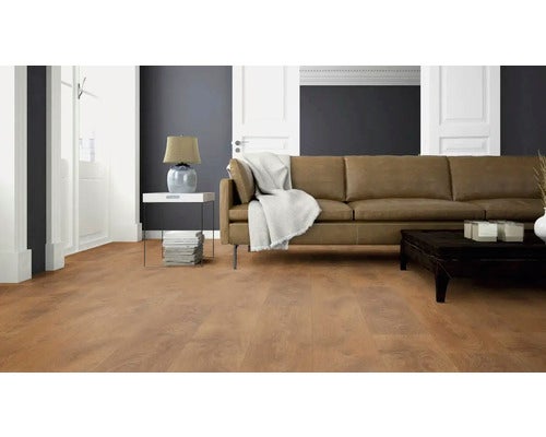 Wohnzimmer mit Laminatboden, Sofa und Beistelltisch