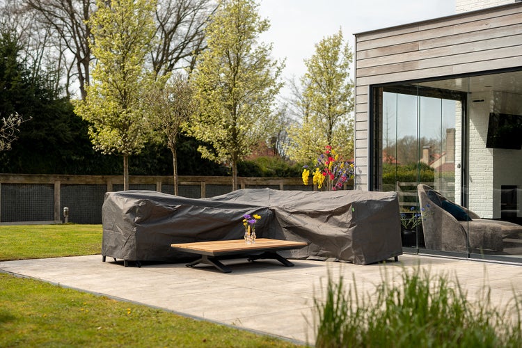 Abgedeckte Gartenmöbel mit Tisch auf einer Terrasse