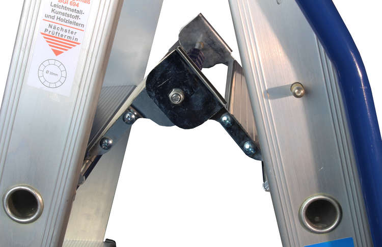 Detailansicht einer Mehrzweckleiter mit Gelenk und Aluminiumprofil