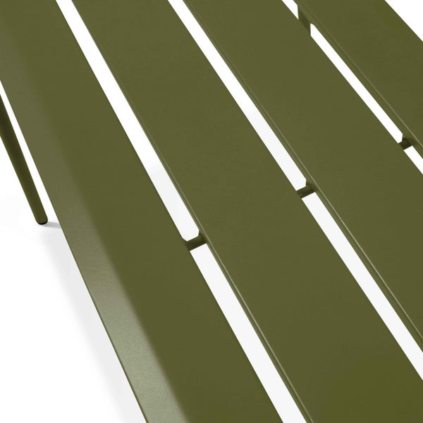 Detailansicht eines olivgrünen Gartentischs aus Metall mit Lattenoberfläche.