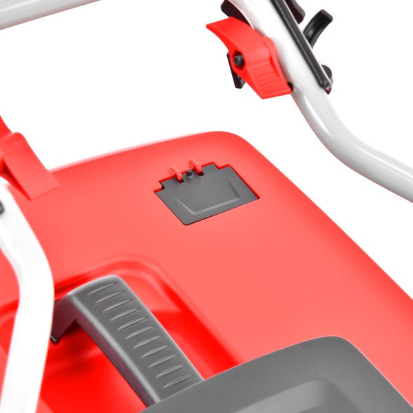 Detailansicht eines Rasenmähers mit Griff und Fangkorb-Abdeckung