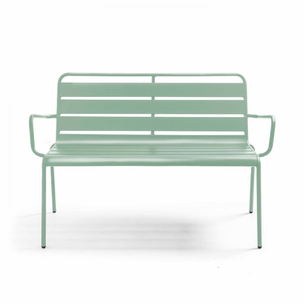Gartenbank aus Metall in Grün mit Rückenlehne und Armlehnen.