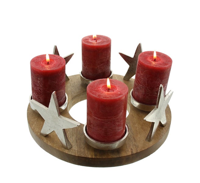 Adventskranz mit vier roten Kerzen und silberfarbenen Sternen