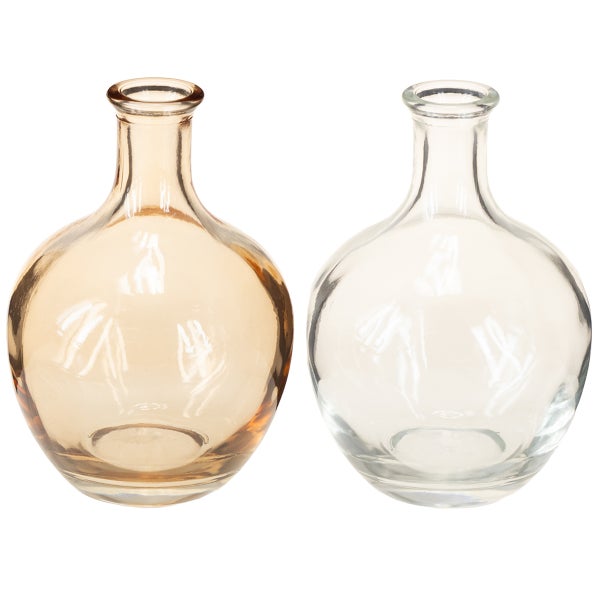 Zwei kleine Glasvasen, eine bernsteinfarben und eine transparent, bauchige Form mit schmalem Hals.