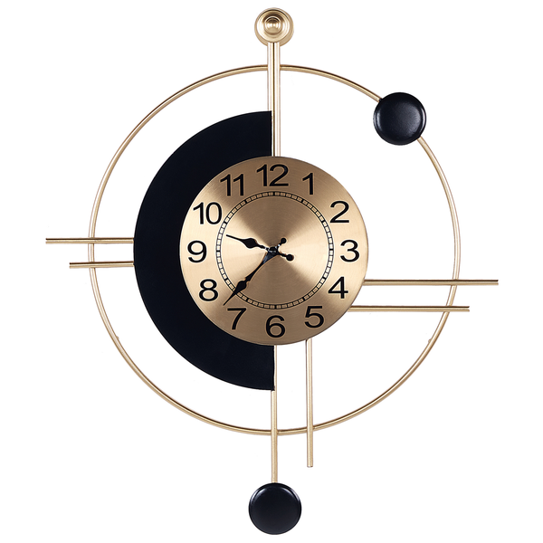 Moderne geometrische Wanduhr aus goldfarbenem Metall mit schwarzen Dekorelementen und arabischen Ziffern.