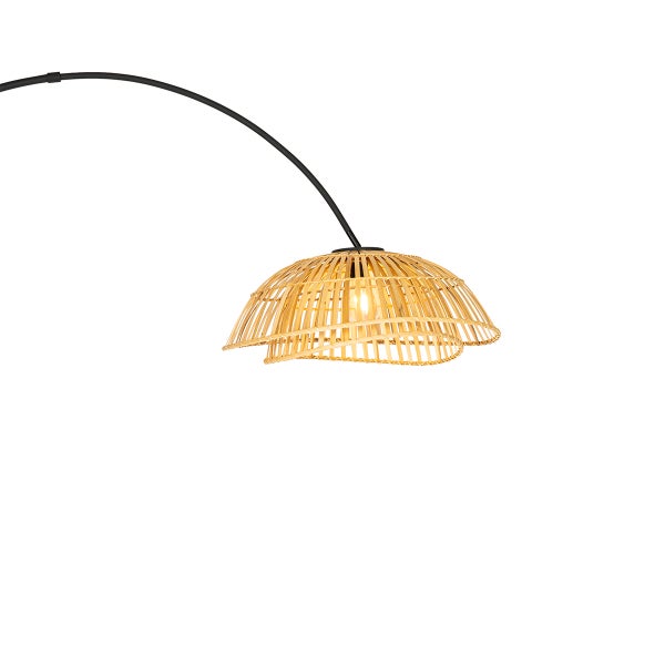 Bogenlampe mit Lampenschirm aus Rattan