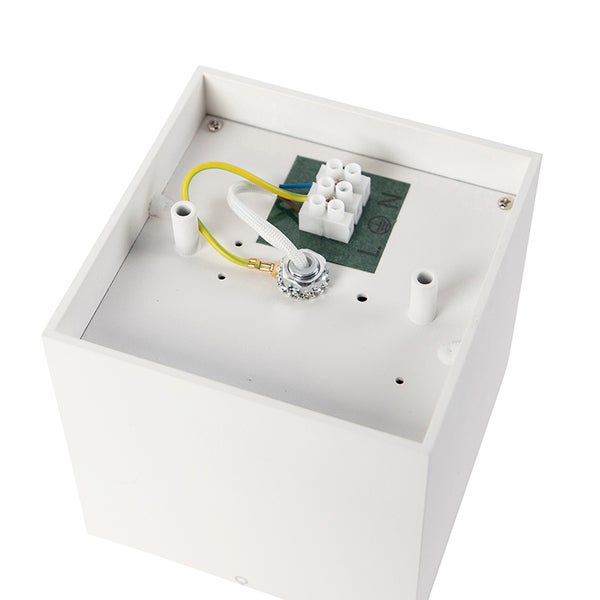 Innenansicht einer weißen Wandleuchte mit elektrischen Anschlüssen