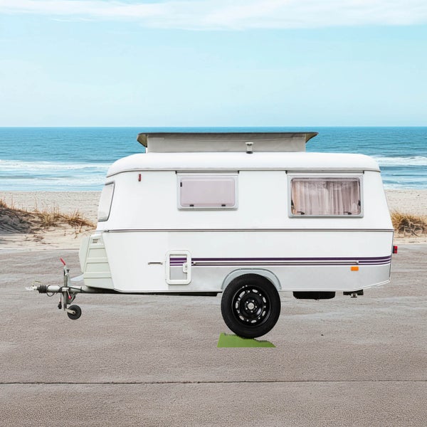 Weißer Wohnwagen mit Ausstelldach am Strand