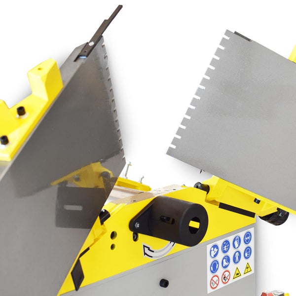 Bildausschnitt einer Steintrennmaschine mit Sicherheitsaufklebern